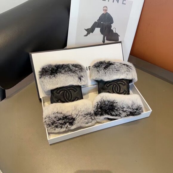 Chanel Short Rabbit Fur Mittens - Picture 3 of 8